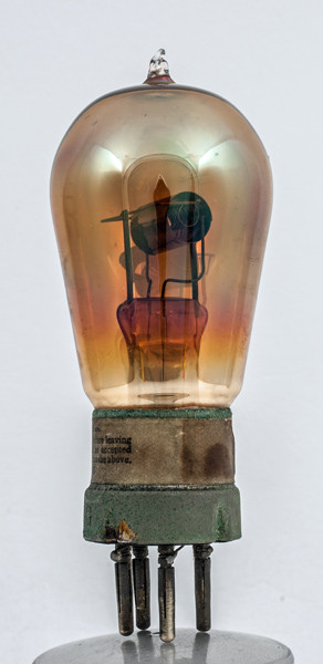 Фото 6.2. Триод R-типа Marconi Osram Valve