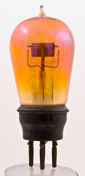 Фото 6.3. Триод R-типа Osram, второй половины 1920-х — металлические латунные никелированные цоколи тогда заменили на более дешёвые карболитовые. Один из последних «ярких» триодов, дальше получили распространение катоды из торированного вольфрама, куда как более эффективные и не требующие накала столь сильного