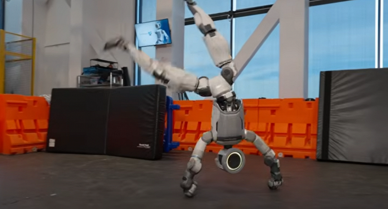 Они стали ещё умнее и проворнее. Робот Atlas выполняет рондад, сальто и другие трюки - 1 Они стали ещё умнее и проворнее. Робот Atlas выполняет рондад, сальто и другие трюки