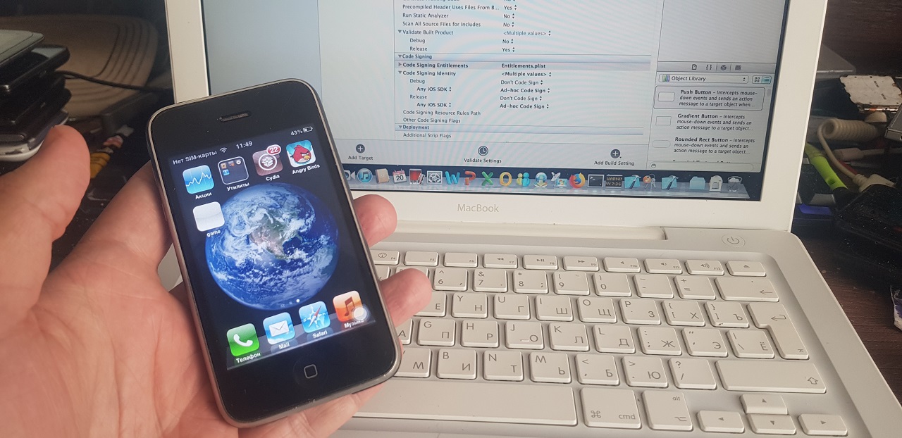 На фото — 3GS. Скептически отношусь к современным айфонам, но первые айфоны с джейлом очень люблю
