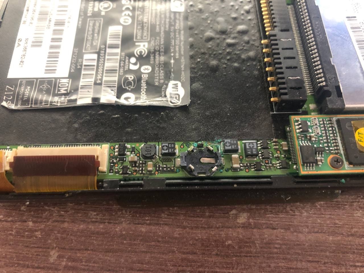 У гаджета лишь отказал тачскрин, а «мастера» умудрились угреть плату, да ещё и порвать шлейф дисплея, который нужно лишь аккуратно приподнять для выхода из пазов. С платой все нормально, шлейф дисплея я попозже попробую восстановить