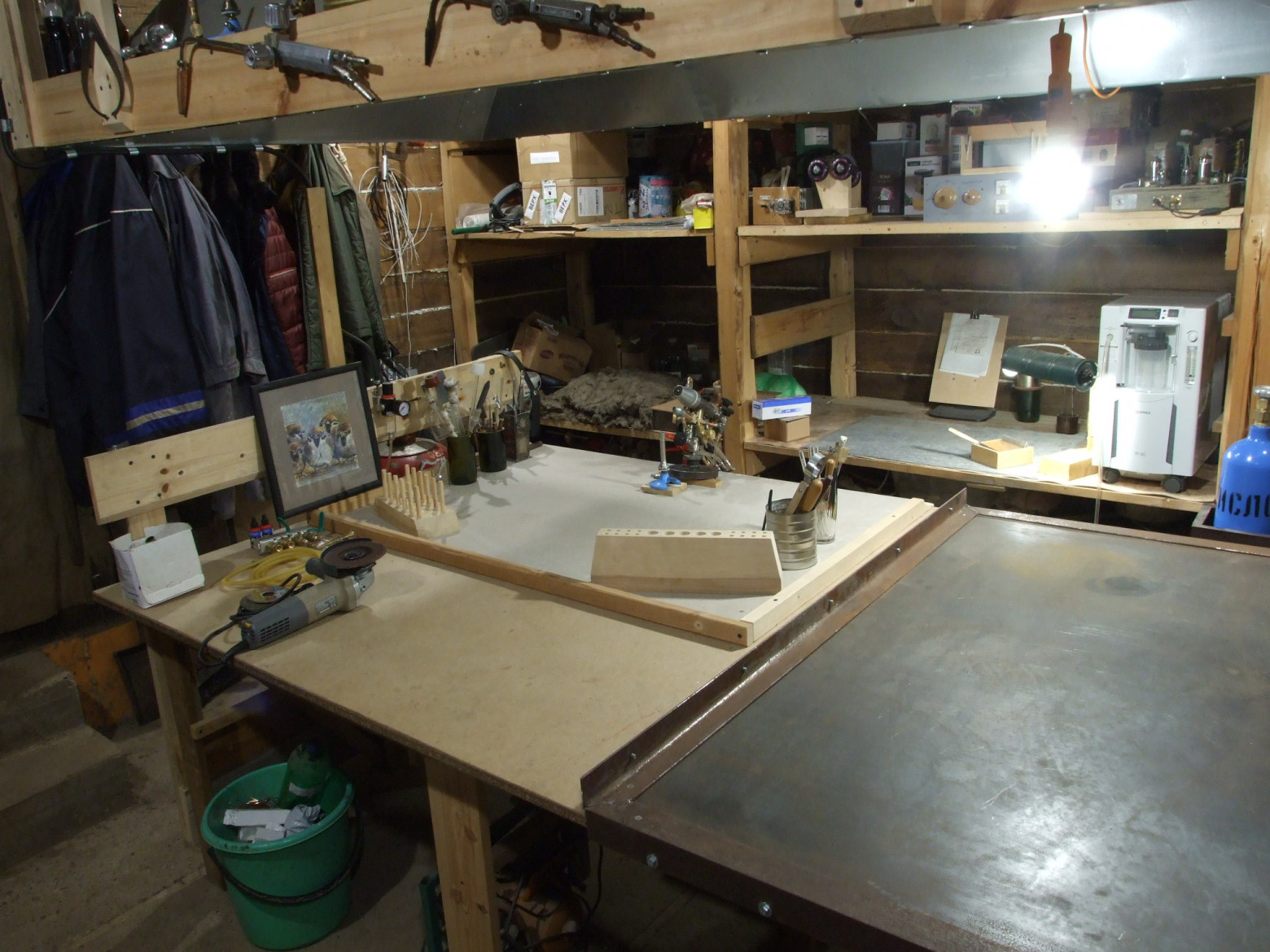 Фото 5.1. С новой горелкой, кислородным концентратором и окультуренными шлангами, как-то сразу стал бросаться в глаза бардак и свалка на полках стеллажа за спиной, чёрные стены с торчащей монтажной пеной, а кое-где проглядывал и оранжевый пенопласт фундамента — выходило, воля ваша, не авантажно