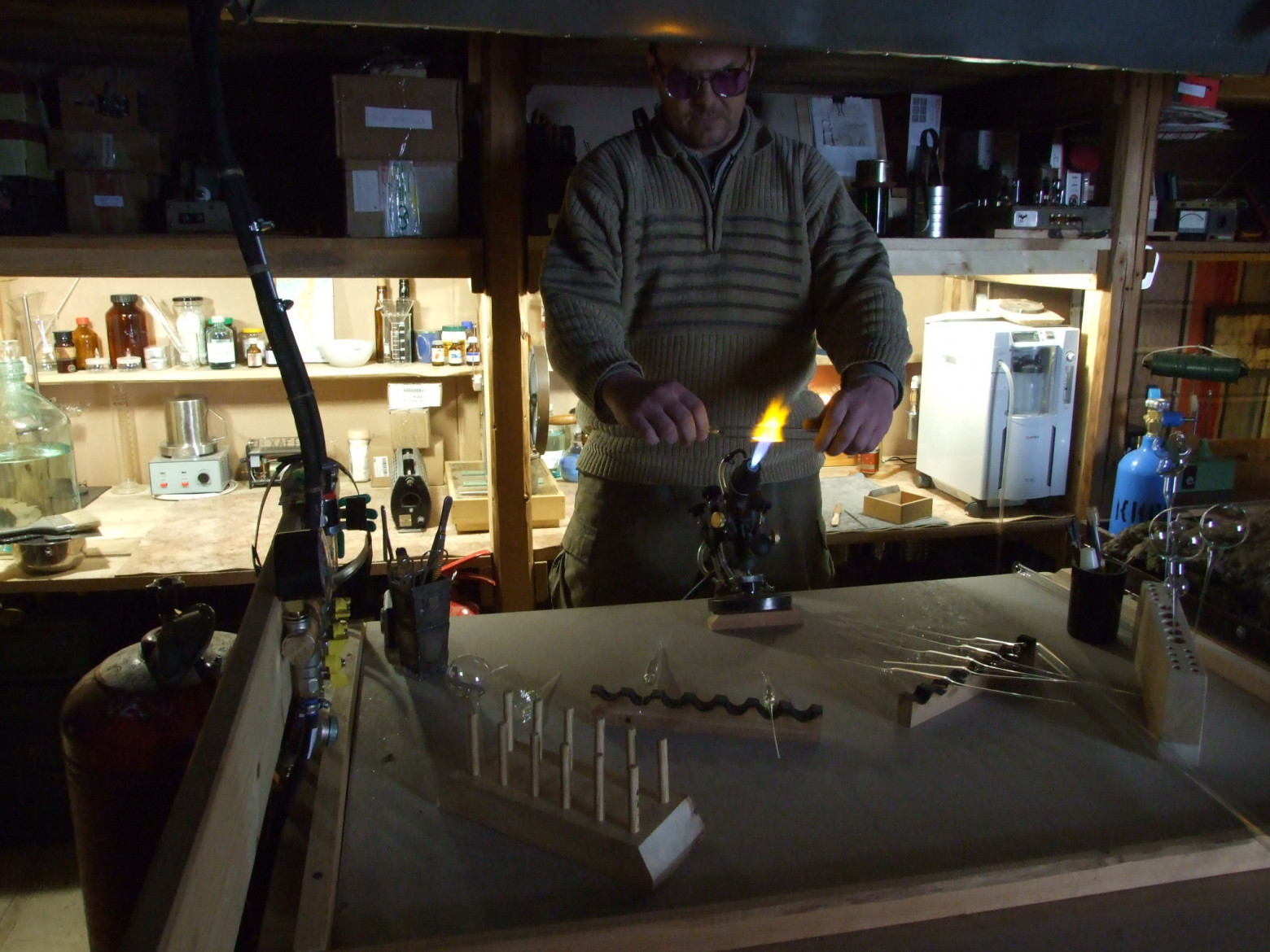 Фото 6.1. Разжёг большую горелку и поколдовав с кранами, настроил достаточно крупный и мощный факел. Подкладывая под переднюю часть подошвы горелки брусочек потолще, легко и быстро получается задрать её хобот для удобной работы стоя