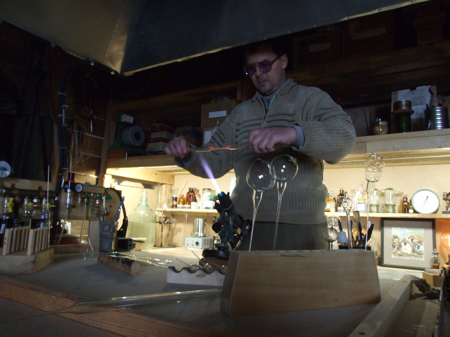 Фото 6.3. Перебирая пальцами, вращаем заготовку в пламени, размягчив же её в достаточной степени, выносим и с таким же вращением растягиваем, а получившееся утончение переплавляем посередине