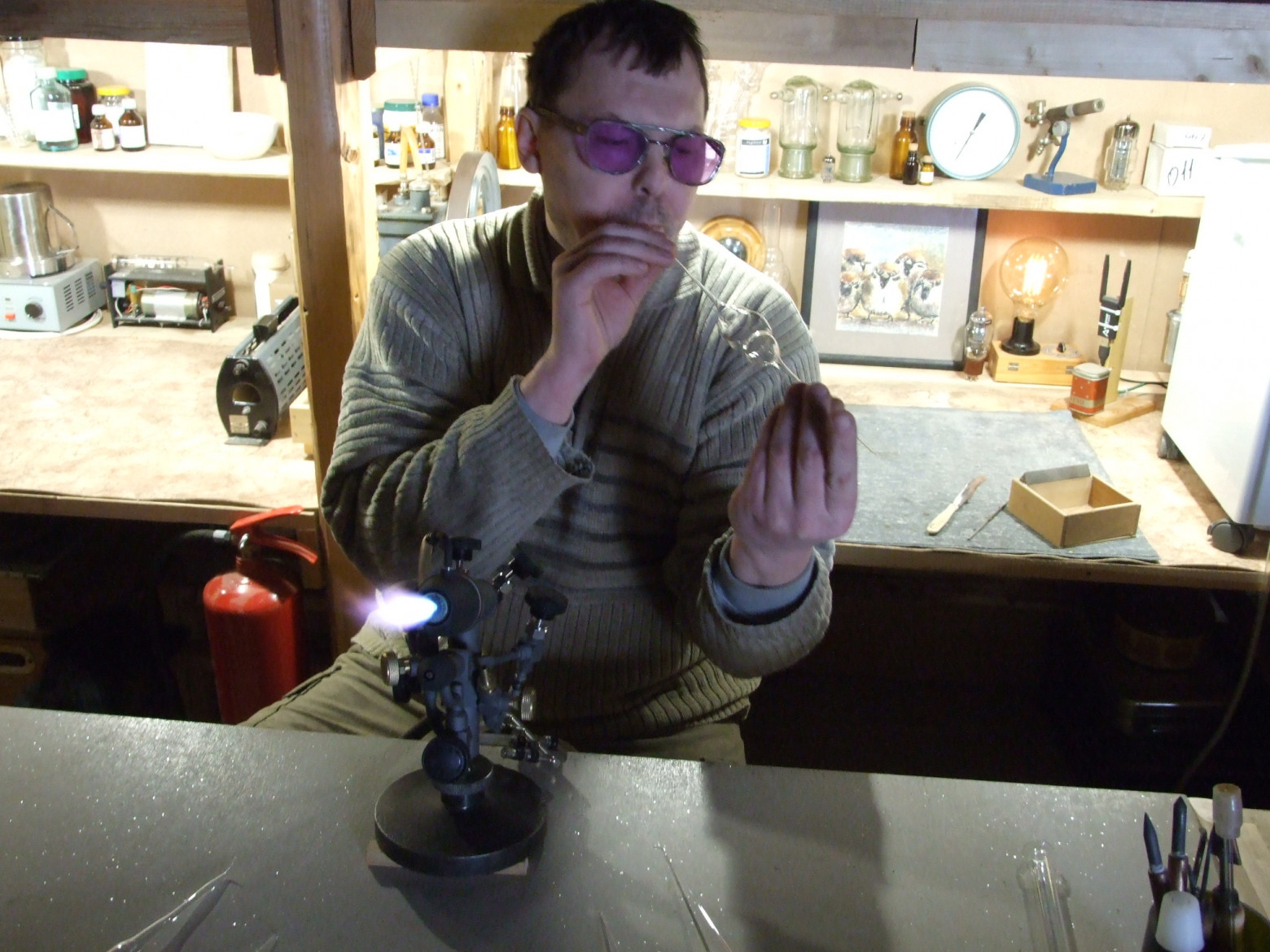 Фото 6.6. Плавно поворачивая стекляшку, раздуваем размягчённое стекло в шарик или за несколько раз (на фото) в фигуру более сложную