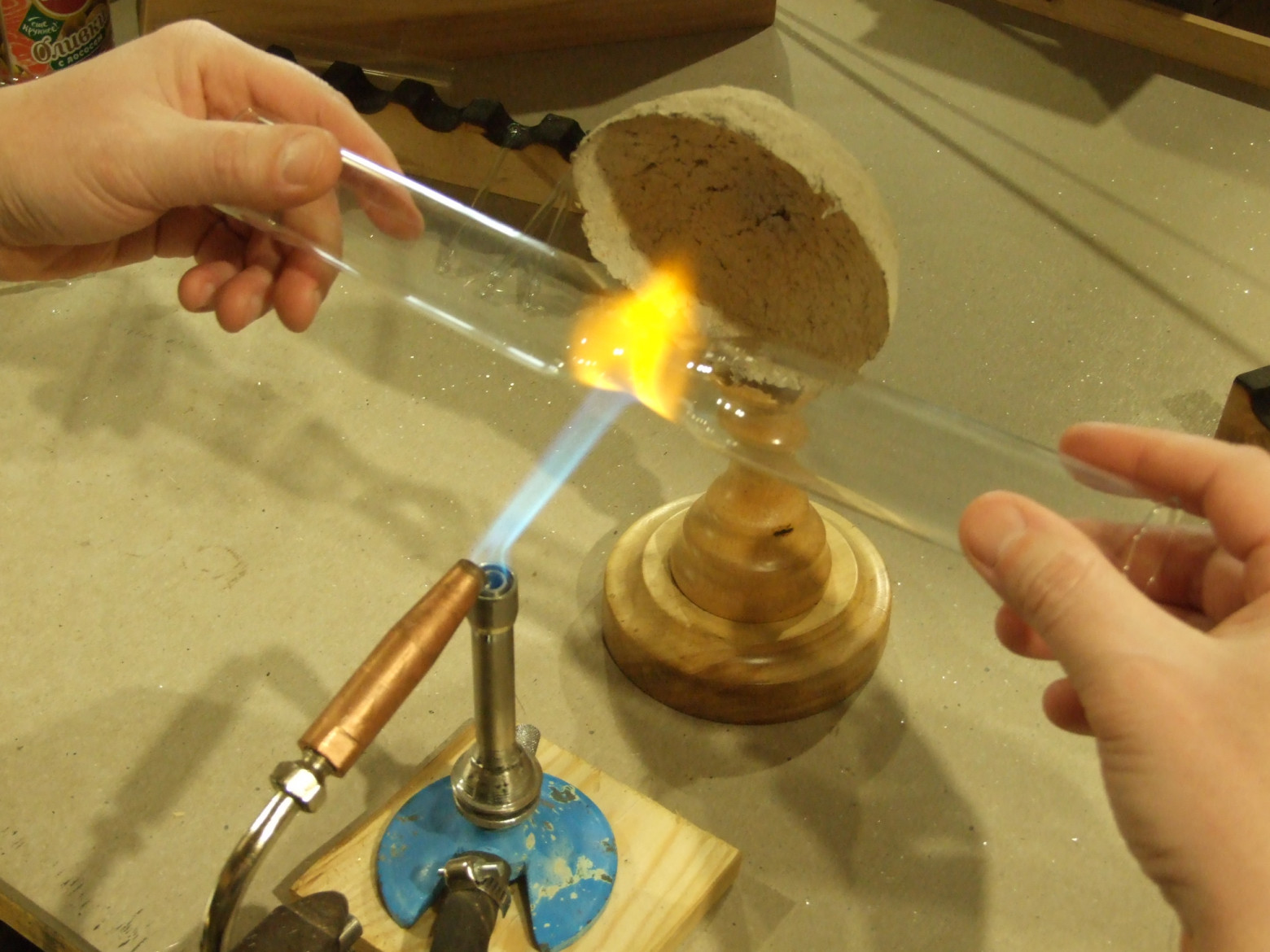 Фото 1.4. Пропан — воздушный факел позволял более или менее прилично работать с легкоплавким платиновым [5] стеклом — кислород из маленького 10л баллончика приходилось отчаянно экономить из-за сложной доставки