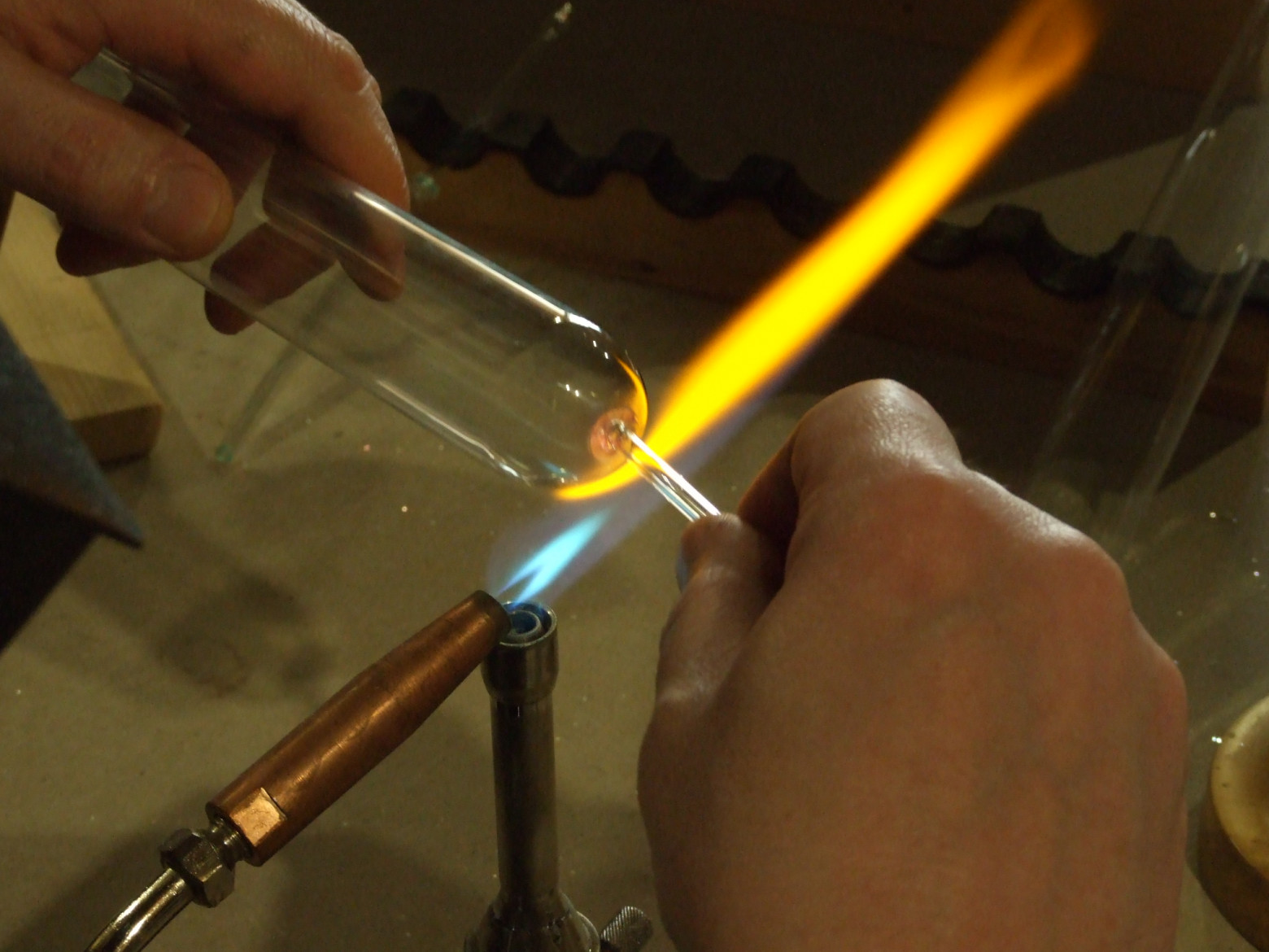 Фото 1.5. Факел с добавкой кислорода — о, тёпленькая пошла… Сразу появляется выраженная яркая и горячая сердцевина, шипящее пламя удлиняется