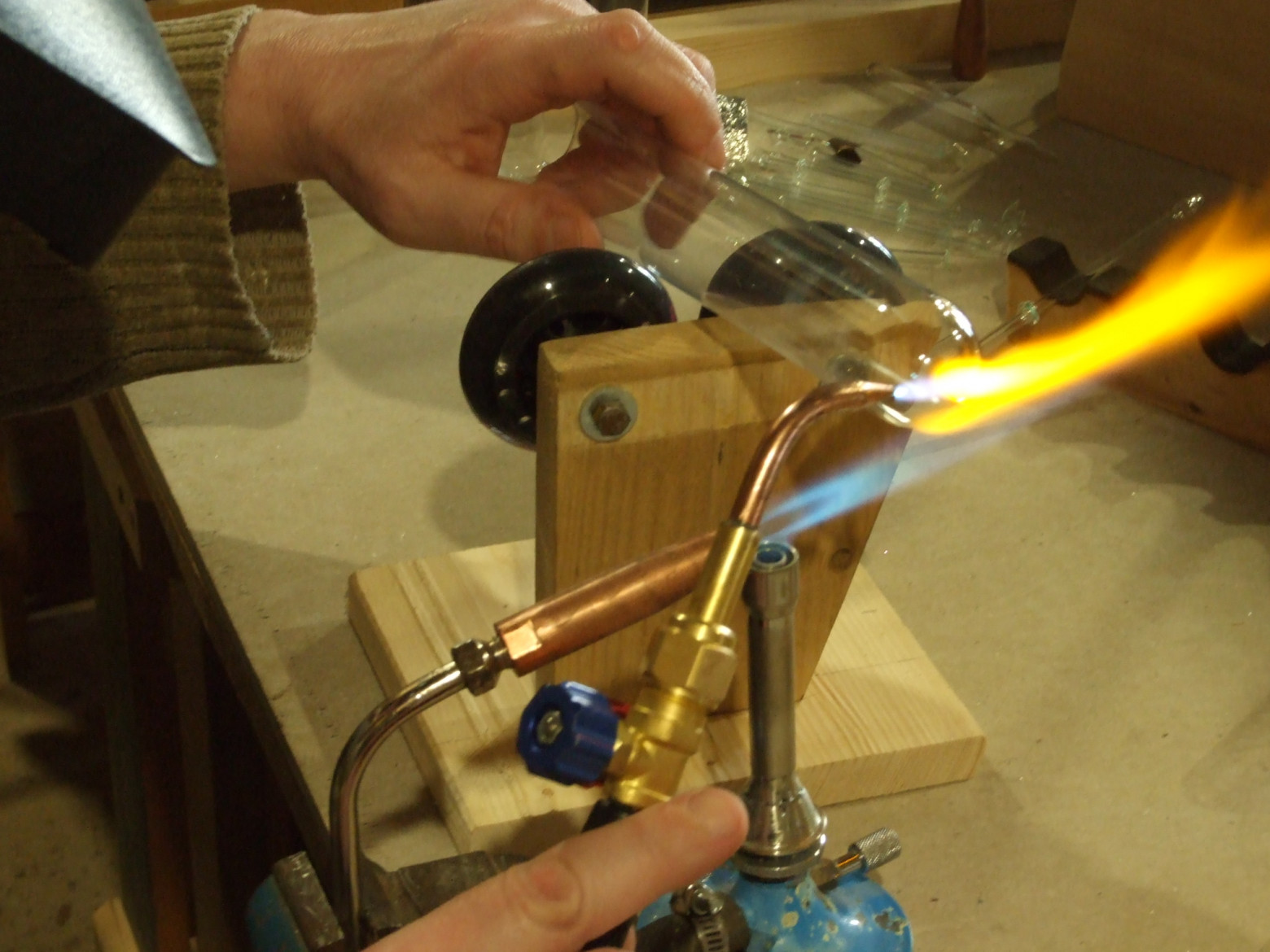 Фото 1.6. Спустя время и несколько трансформаций внешних соединений, к работе приспособил и маленькую ручную пропан кислородную горелку — для пайки и точечного нагрева