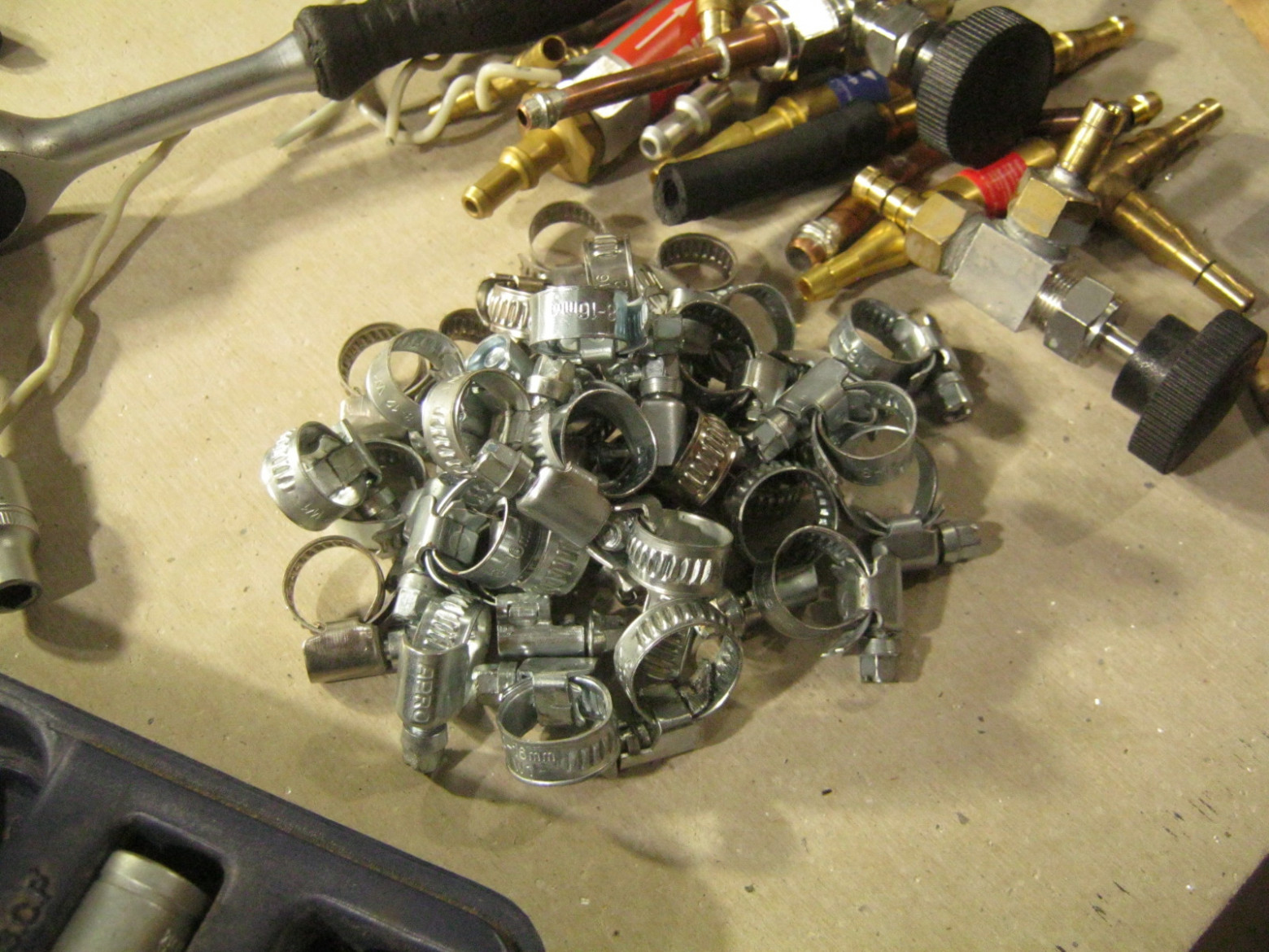 Фото 1.7. Добрая пригоршня одних только хомутиков, оставшихся после демонтажа старой системы «на шлангах»