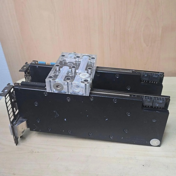 Выгодный апгрейд с GeForce GTX 1650. Пользователь купил две видеокарты Nvidia Titan X всего за 86 долларов