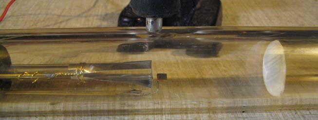 Пластина для вертикального отклонения снизу и катушка для горизонтального отклонения сверху. Они как будто противодействуют друг другу. Но это нормально, так как пластина отклоняет луч вдоль направления электрического поля, а катушка — под углом 90°