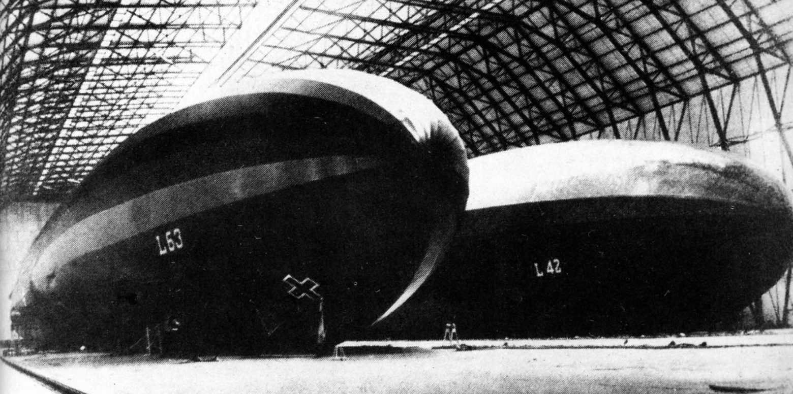 L-63 и L-42, лежащие в эллинге незадолго до уничтожения экипажами