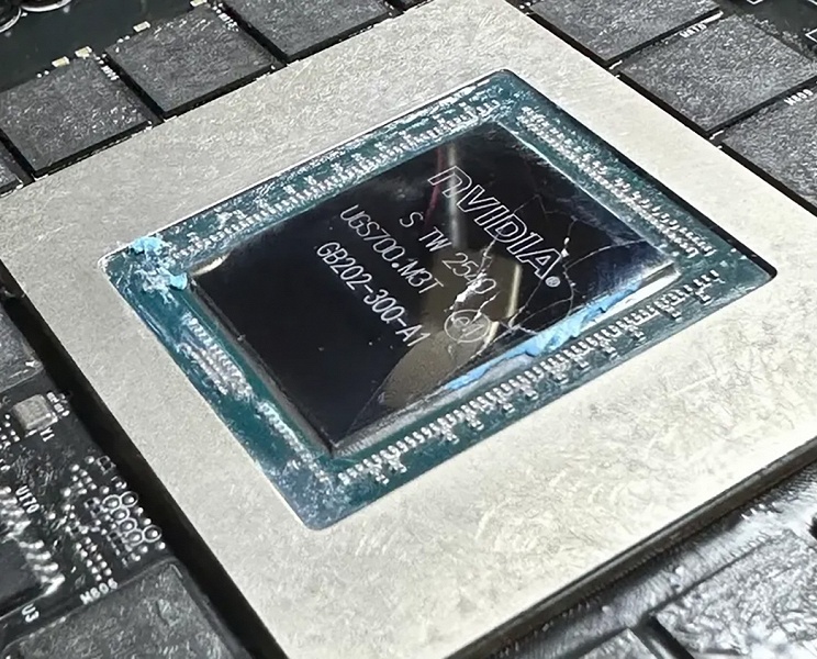 Блогер захотел максимально разогнать MSI RTX 5090 Lightning Z за 5000 долларов — в итоге GPU просто треснул - 1 Блогер захотел максимально разогнать MSI RTX 5090 Lightning Z за 5000 долларов — в итоге GPU просто треснул