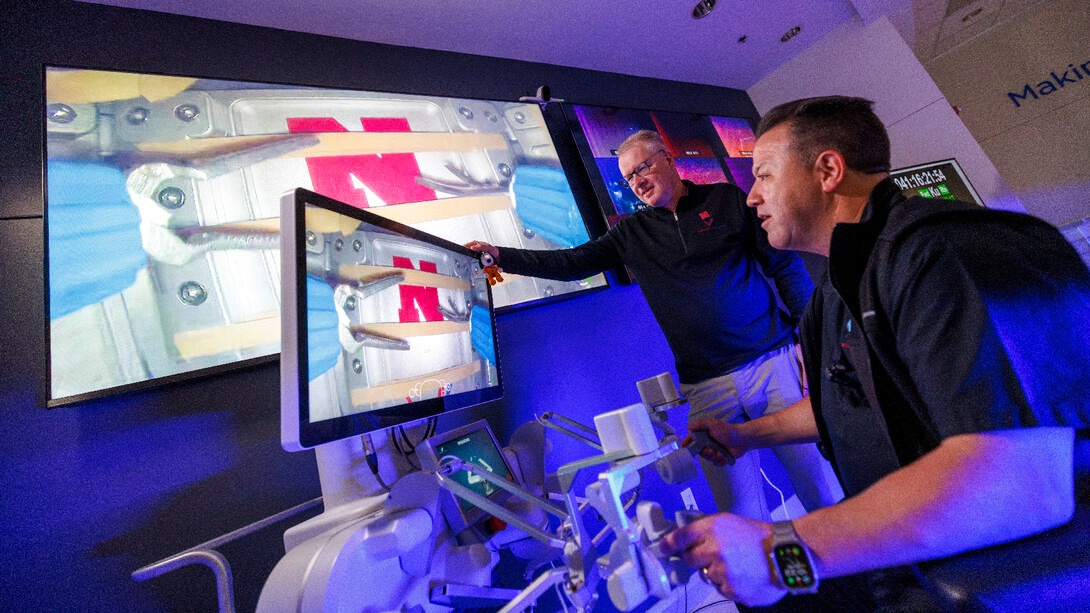 Хирург в офисе Virtual Incision Линкольна делает первый роботизированный разрез на МКС