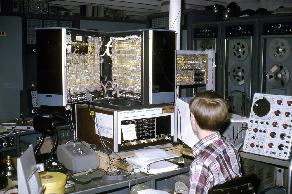 15–летний школьник Питер Эйхенберг работает на подаренном PDP-8. Собрания проходили каждую субботу, с 11 утра до 10 вечера, на протяжении нескольких лет