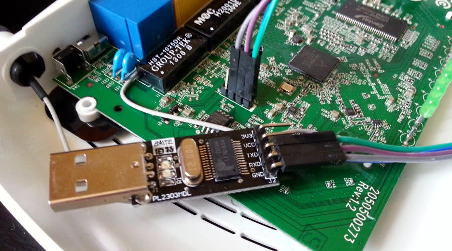 Плата роутера с подключенным к ней USB-UART адаптером