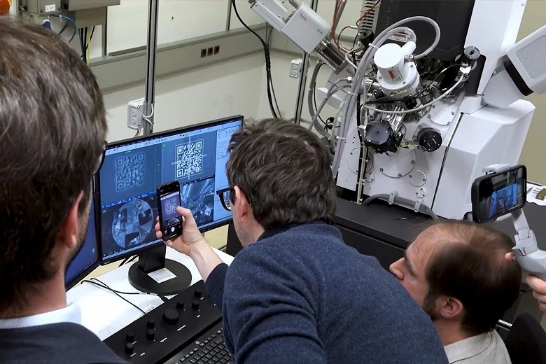 Немецкие инженеры создали QR-код размером меньше бактерии и попали с ним в Книгу рекордов Гиннеса
