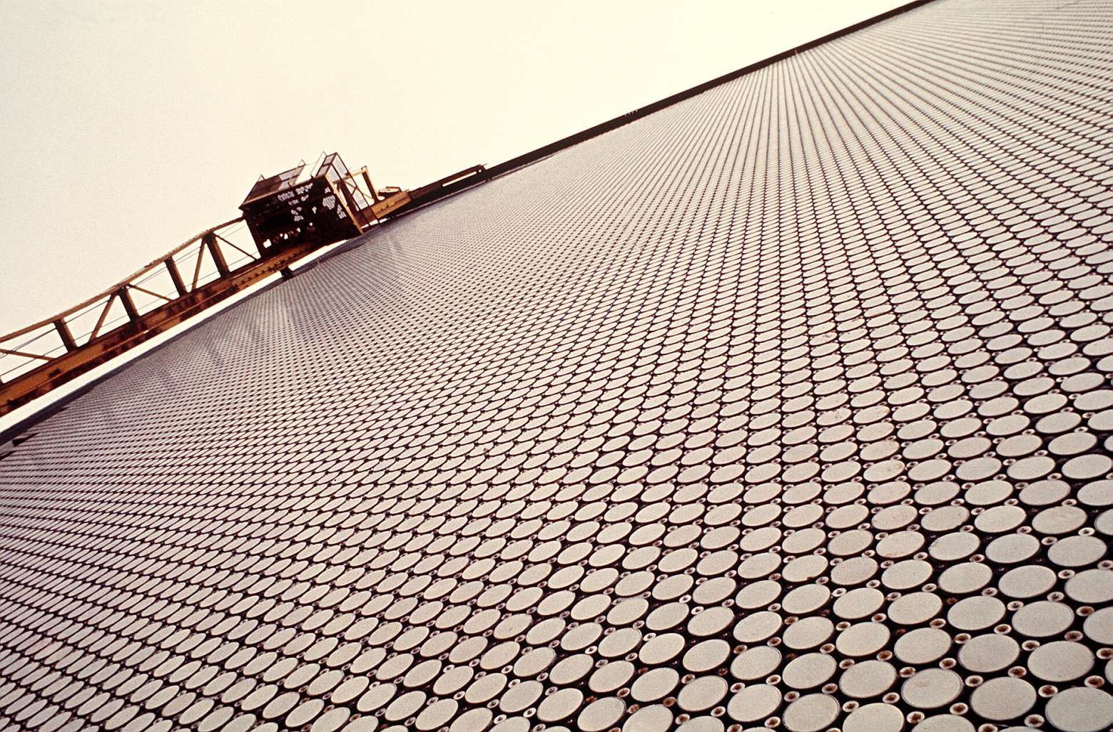 Пассивная антенная решетка AN/FPS-108. Каждый большой кружок здесь - это отдельный излучающий / принимающий элемент, всего их в этой решетке 34 тысячи