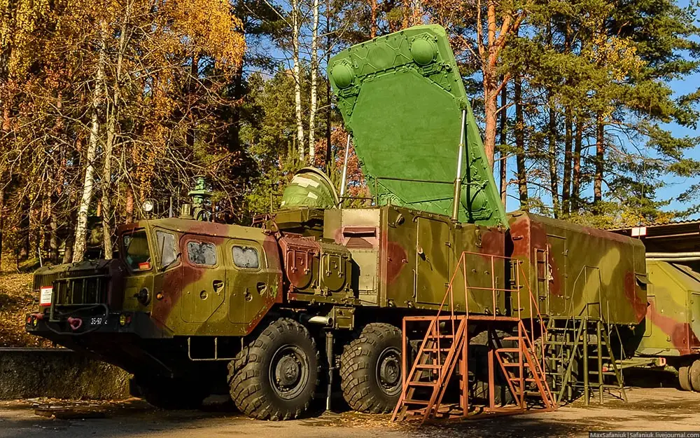 РЛС подсвета и наведения на цель 30Н6 размещенная на командном пункте 5Н63С. Поднятый зеленый квадрат - это ПФАР, работающая "на просвет". Сзади видно круглую "трубу" излучателя РЛС который "светит" радиосигналом на ФАР, после чего отдельные элементы решетки принимают "снизу" сигнал, вносят в него задержку и переизлучают его уже с другой стороны решетки "вверх"