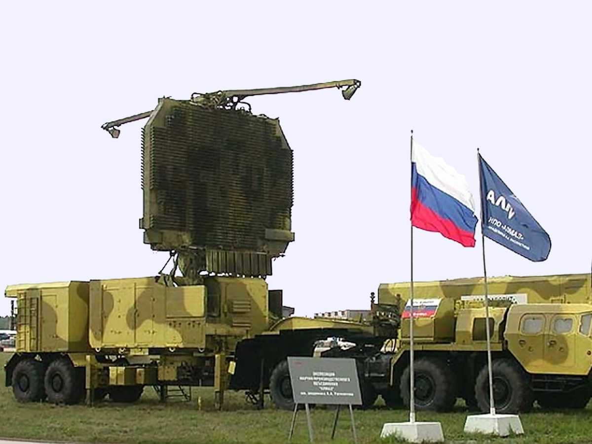 РЛС 64Н6 от комплекса С-300ПТ с очень необычной конфигурацией. Помимо того что она использует две решетки с разных сторон одного РЛС чтобы одновременно смотреть в противоположные стороны, эта ПФАР работает "на отражение" сигнала поскольку работать "на просвет" ей мешает вторая антенна. Отдельные элементы решетки вносят задержку в отраженный сигнал от рупорного облучателя размещенного сверху