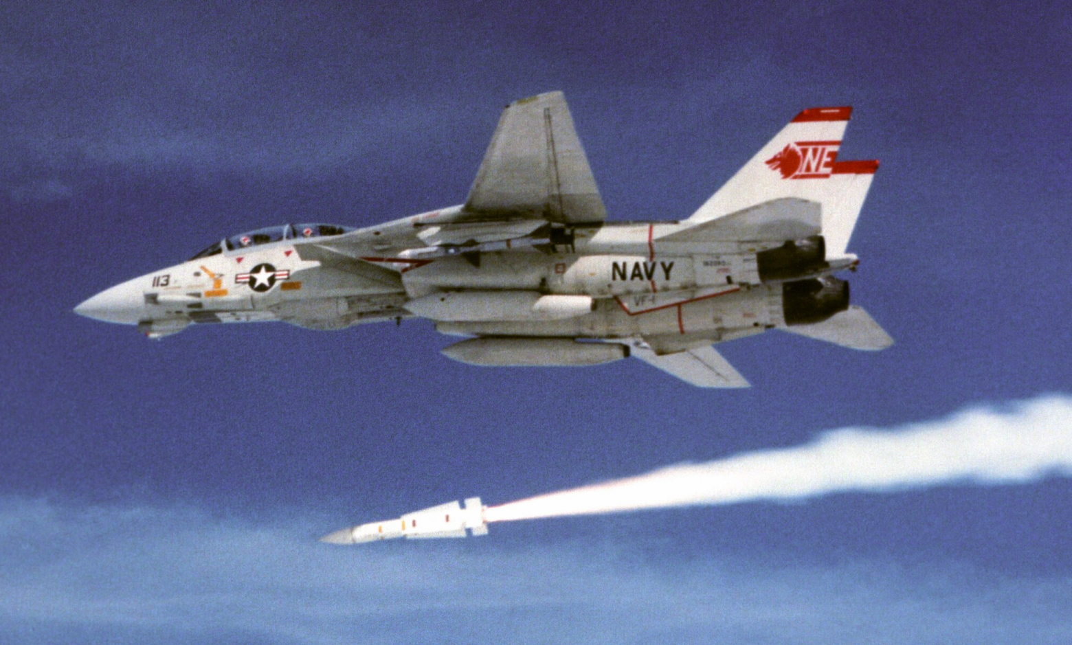 F-14 запускает AIM-54 Phoenix (1974), первую ракету с головкой активного самонаведения. Радиус самонаведения на крупную цель у нее составляет около 18 км при дальности полета самой ракеты 130-180 км