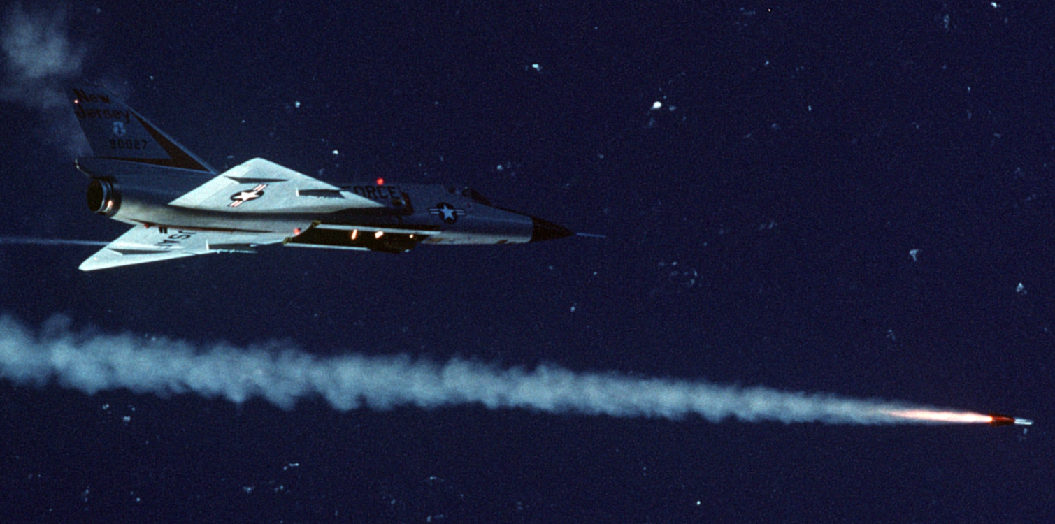 F-106 запускает Hughes AIM-4 Falcon, одну из первых (1956) ракет с самонаведением F-106 запускает Hughes AIM-4 Falcon, одну из первых (1956) ракет с самонаведением