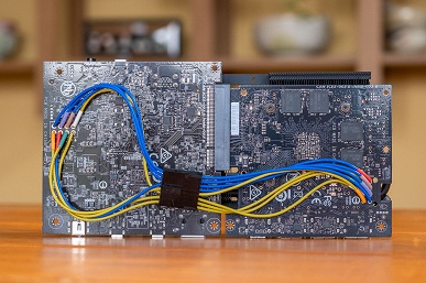 Внешняя видеокарта Gigabyte Aorus RTX 5060 Ti AI Box внутри выглядит достаточно необычно. Разборка показала, что устройство состоит из двух плат 