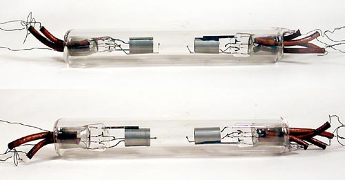 Фото 2.2. Экспериментальный спаренный триод, работы британской Moorhead. Вероятно, для резервирования — век «ярких» катодов-нитей из чистого вольфрама был недолог, опять же, две лампы в одном баллоне, без геттера, дешевле было откачивать — иногда этот процесс занимал целый день работы насосов и нагревателей, поэтому первые электронные лампы стоили дорого