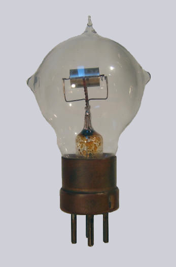 Фото 2.3. Сюда же — ранний французский ТМ, после, внимание! — ремонта. Изготовление стоило так дорого (у многих ранних ламп, к примеру, впаи в стекло были платиновые), а нити перегорали столь быстро, что целесообразным оказывался ремонт ламп, на коем в бытность специализировались целые фирмы или даже обладающие соответствующими компетенциями мастерские. Баллон лампы на фото, очевидно, был вскрыт, на макушке припаян новый штенгель, а напротив креплений нити продуты два отверстия, через которые специальными инструментами вольфрамовый волосок сменили на новый. Отверстия в стекле заплавили, эти наплывы хорошо видно, а лампу снова откачали и отпаяли