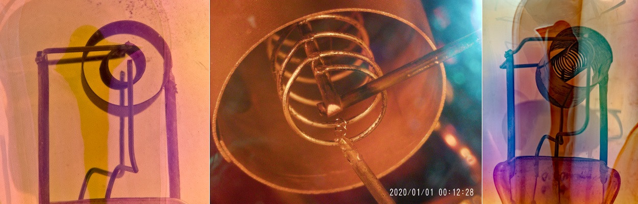 Фото 3.2. Электродная система подобная предыдущей, однако, обе траверсы — и анода, и сетки выполнены из отформованной уголком полоски (лёгкая и жёсткая), а витки сетки к перекладине приварены