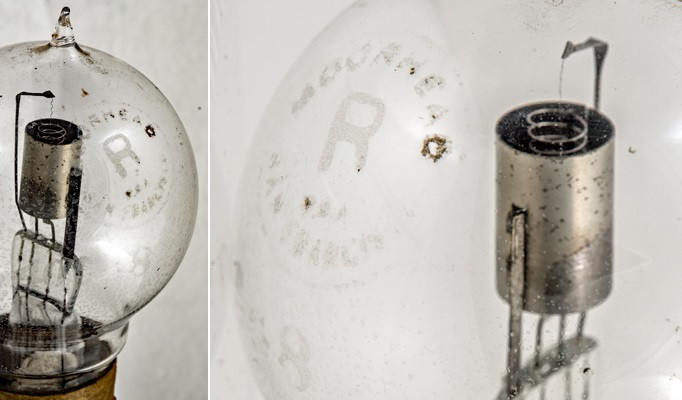 Фото 3.4. Подобная предыдущей, электродная система, уже серийной лампы — нижние траверсы нетолстые и очень короткие, тяжёлый анод сварен внахлёст и держится на жёсткой стойке-уголке, участок W нити сформован не спиралью, но зигзагом, концы волоска зажаты, верхняя пружина-удочка выполнена из полоски. Мораль — одного профилирования участка вольфрама для компенсации его удлинения, вероятно, оказалось недостаточно; электродная система имеет экономную, жёсткую конструкцию, но и, очевидно, сложную сборку