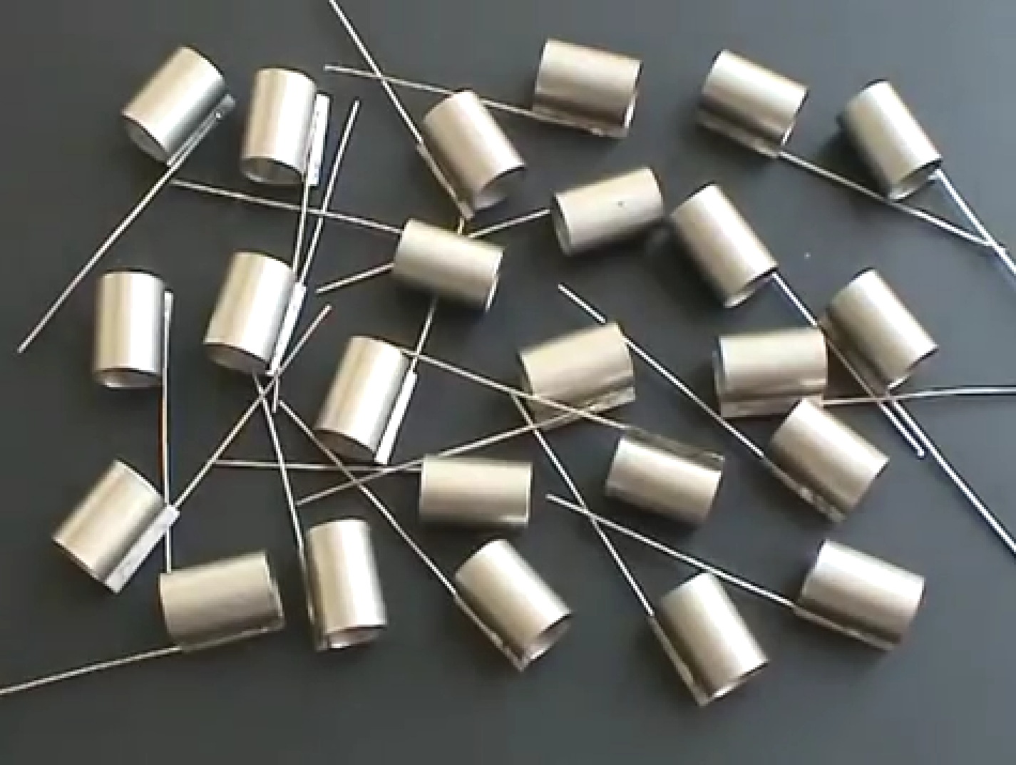 Фото 4.3. Цилиндрические аноды Клода сварены из узкодлинной заготовки-пластинки с отгибами на каждом конце, образующими удобное для монтажа ребро