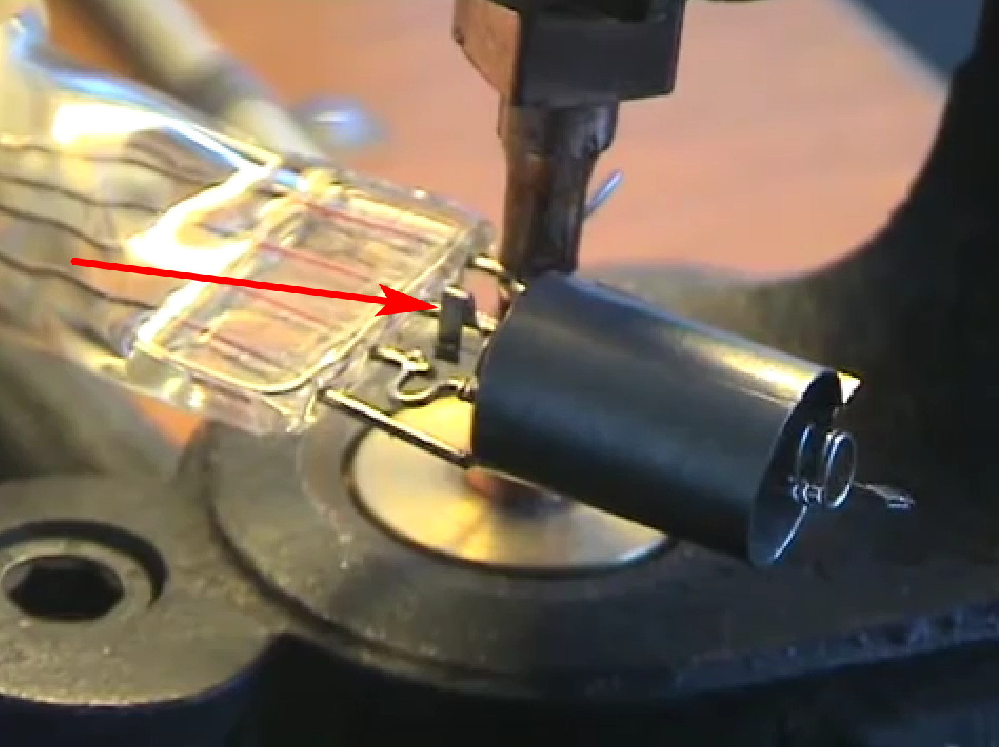 Фото 4.7. Установка анода. На фото хорошо видно устройство нижнего радиатора нити (отмечено)