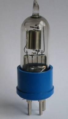 Фото 4.9. Готовый ТМ-триод Клода Пайяра. Промежуточный вариант с некоторыми отличиями в конструкции траверс. Стеклянная часть лампы снабжена изготавливаемым Клодом в своей пресс-форме цоколем из армированного стекловолокном диаллилфталата. Разрезные никелированные ножки ввинчены в отверстия цоколя на резьбе, перед завинчиванием, в эти же отверстия пропущены и выводы лампы