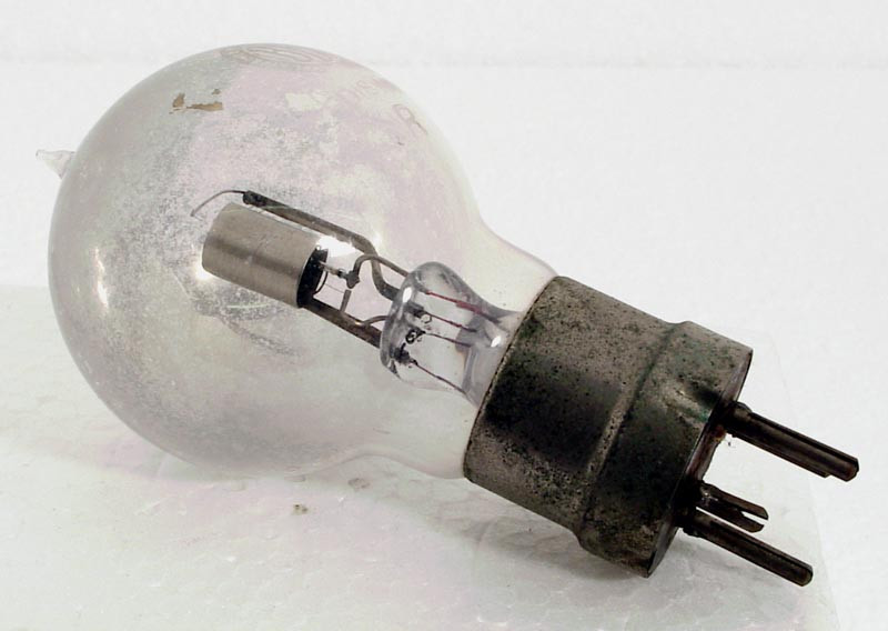 Фото 1.5. Ещё один британский вариант триода R-типа, с вертикальным анодом, работы компании Ediswan. Предположительно — экспериментальный промежуточный вариант на пути к лампе более компактной, с простым цилиндрическим баллоном. Налёт на внутренней стороне колбы может быть от распыления химического геттера (сера, мышьяк?)