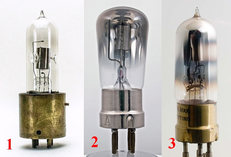 Фото 1.6. Британские лампы R-типа. Компоновка и колбы уже больше напоминают современные приборы, тем не менее это прямые наследники всё того же французского ТМ. На фото: 1 — вариант компании Moorhead. Лампа примечательна вдавлинами на стеклянной колбе для центрирования и удержания анода. Предположу — мера, призванная не столько улучшить вибростойкость готовой лампы, сколько упростить её сборку (заварку); 2 — триод R-типа с металлическим (Al, Mg, Ba?), геттером; 3 — триод R-типа компании Ediswan — одна из первых «тусклых» усилительных ламп — с катодом-нитью из торированного W, не требующего такого сильного накала, как W чистый — теперь это каких-то 1.8 В с током 0,3 А, против старых 4 В с током 0,7 А. В лампе применён металлический, вероятно — бариевый, геттер. Справедливости ради — существовали и лампы с компактными трубчатыми колбами и поперечным, горизонтальным положением несколько уменьшенного анода