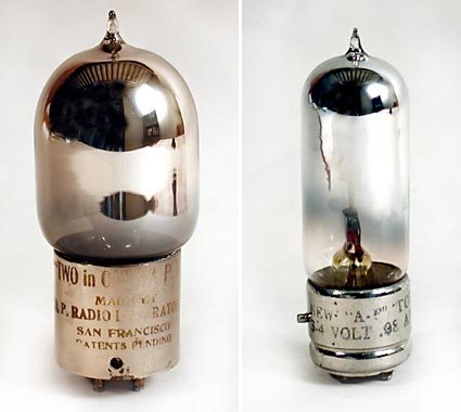 Фото 1.7. Ранние лампы интересны для самодельщика своей простотой и прозрачностью — первые приборы были вовсе без геттера, появившиеся следом геттеры химические, лишь в той или иной степени прозрачно окрашивали колбу. Дальнейшее их развитие привело к металлическим распыляемым газопоглотителям — сначала в виде плёнки-зеркала Mg на стекле, причём из-за несовершенства и геттера, и технологий его распыления, запылённой оказывалась почти вся колба, часто становясь совершенно непрозрачной. Бариевые геттеры также вначале отмеряли щедрой рукой, а когда научились делать это культурно и точечно, ходовые лампы общего применения приняли более привычный современнику вид — микроминиатюрная плотная сборка между слюдяными изоляторами сложной формы, малоинтересная любителю из-за сложной технологии и специфических материалов. На фото — пара американских сигнальных триодов середины 1920-х
