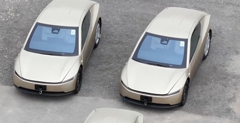 Новые Tesla Cybercab без руля и без зеркал заднего вида показали вживую