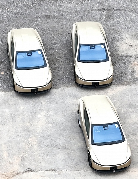 Новые Tesla Cybercab без руля и без зеркал заднего вида показали вживую