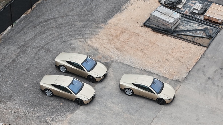 Новые Tesla Cybercab без руля и без зеркал заднего вида показали вживую