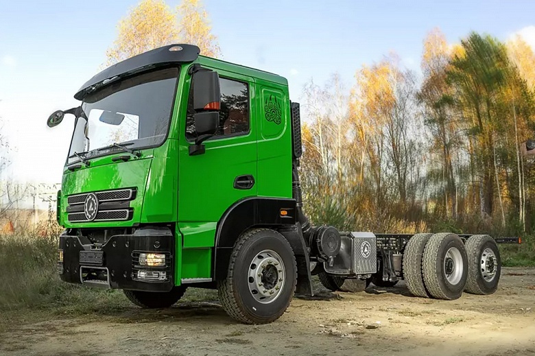 В России начали выпускать грузовик, очень похожий на MAN: марка Uraman представила универсальное шасси с подъёмной осью