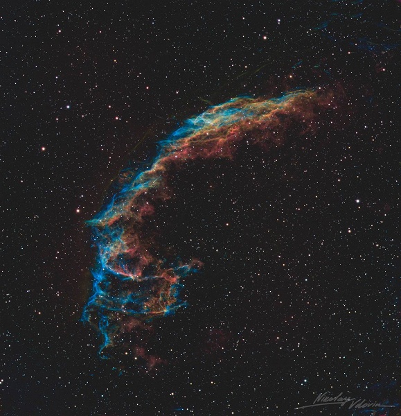 Звёздный взрыв на расстоянии 2400 световых лет от Земли: &laquo;Роскосмос&raquo; показал фото западной части туманности Вуаль