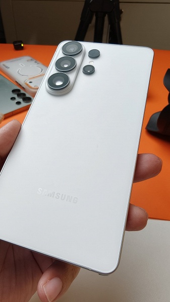 Блогер купил Samsung Galaxy S26 Ultra за три дня до премьеры: опубликованы фото смартфона