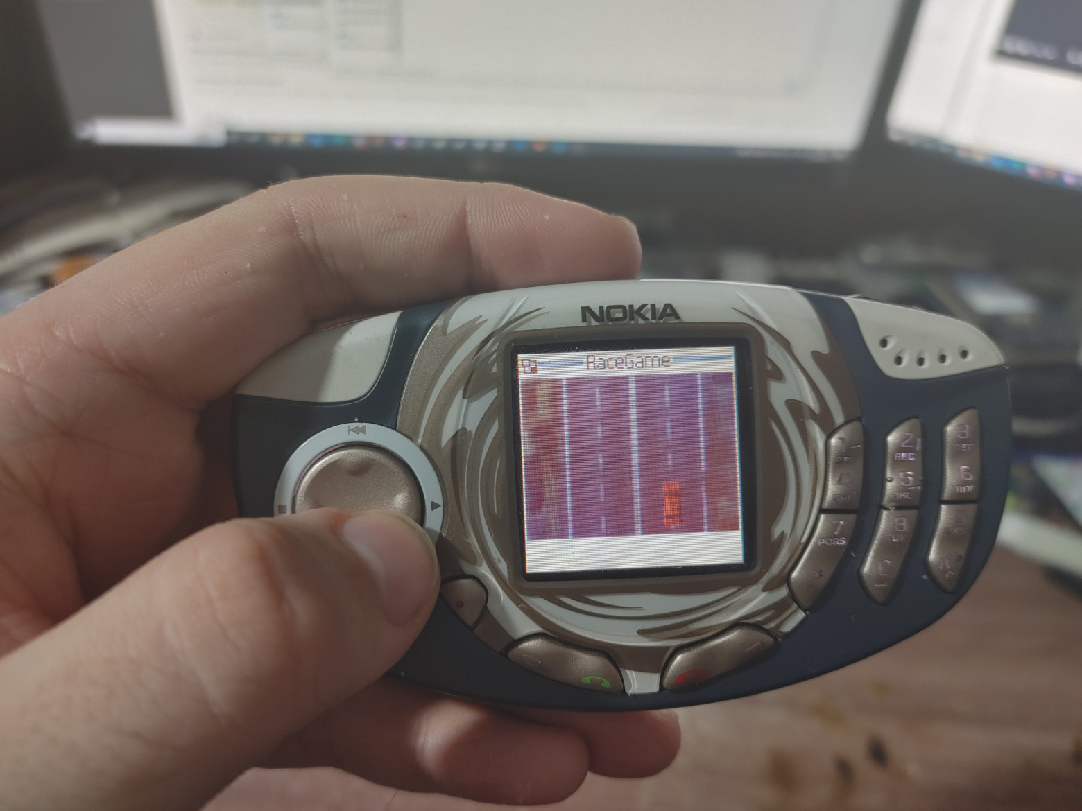 Nokia 3300 2003 года выпуска. Один из первых телефонов с поддержкой Nokia API.