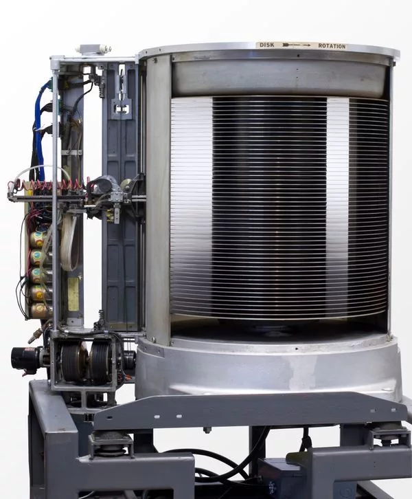 BM 350 RAMAC — первый в мире жёсткий диск, представленный компанией IBM в 1956 году. Объём хранимой на дисках информации — 3,5 МБ. На шпинделе размещалось 50 дисков размером 24 дюйма (61 см)  