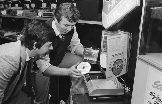 первый в мире компакт-диск (CD). Его выпустили 17 августа 1982 года на заводе звукозаписывающей компании Polygram в Германии по заказу Philips. На первом коммерческом компакт-диске был издан альбом группы ABBA «The Visitors»  