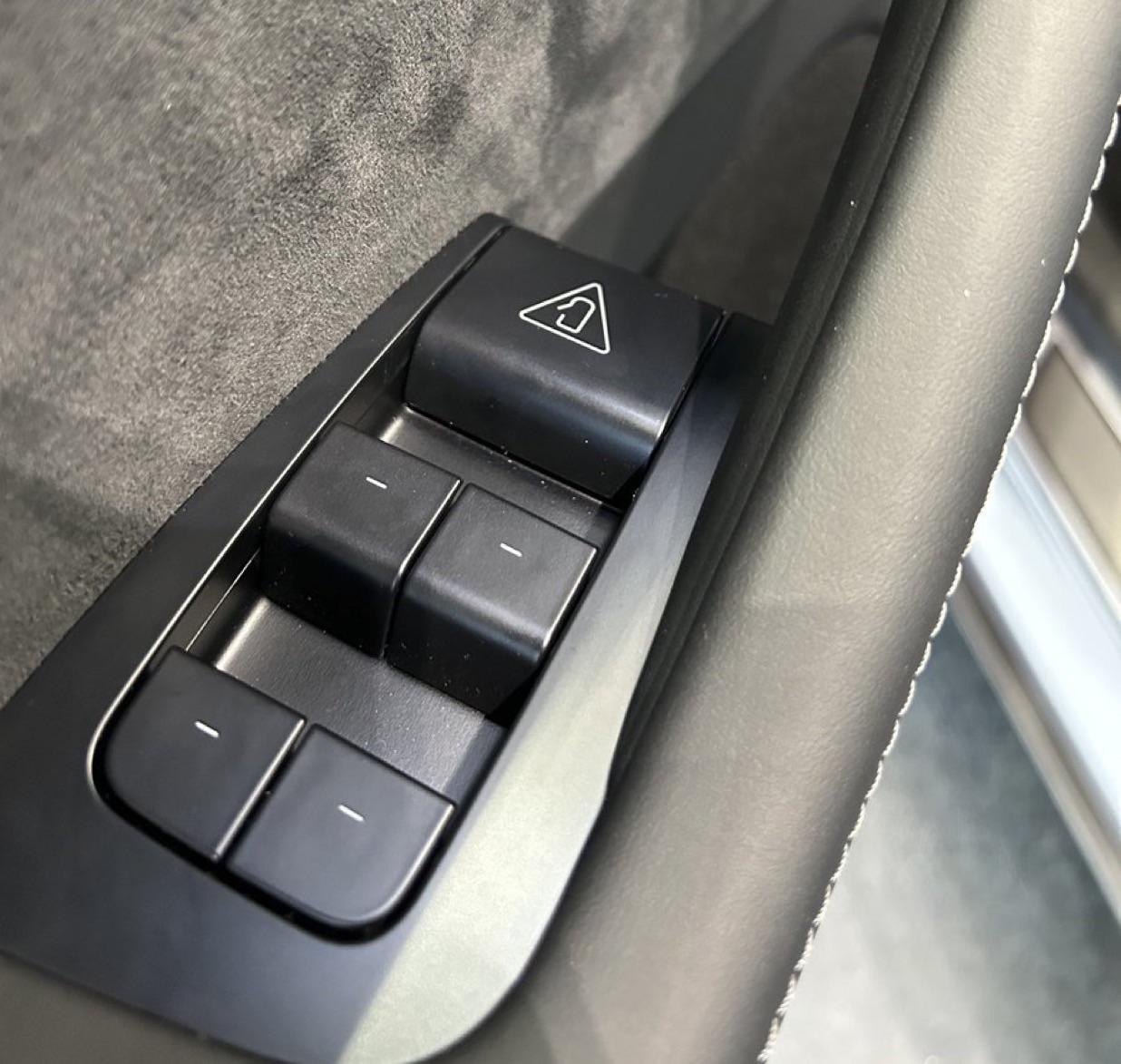 К слову, после череды несчастных случаев, рычажок всё же стали маркировать