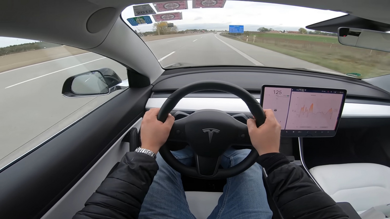 У tesla Model 3 вообще нет привычной приборной панели, и это далеко не всем нравится