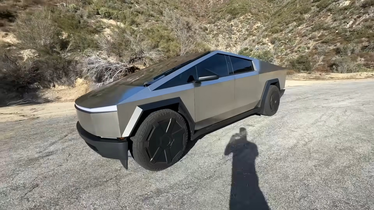 Трёхтонный широкий трак с острыми гранями...