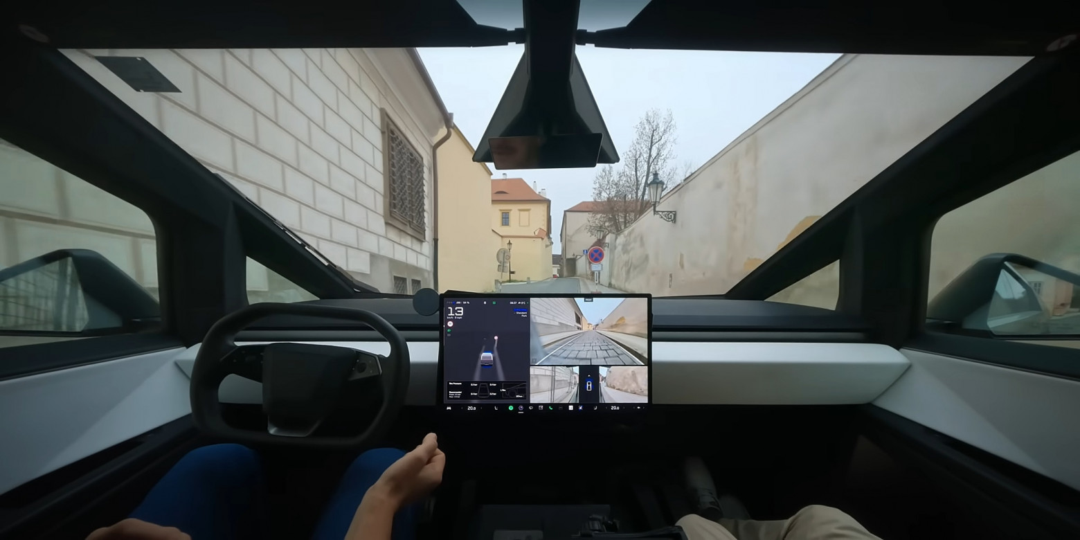 ...который ещё и еле вписывается в европейские улицы?